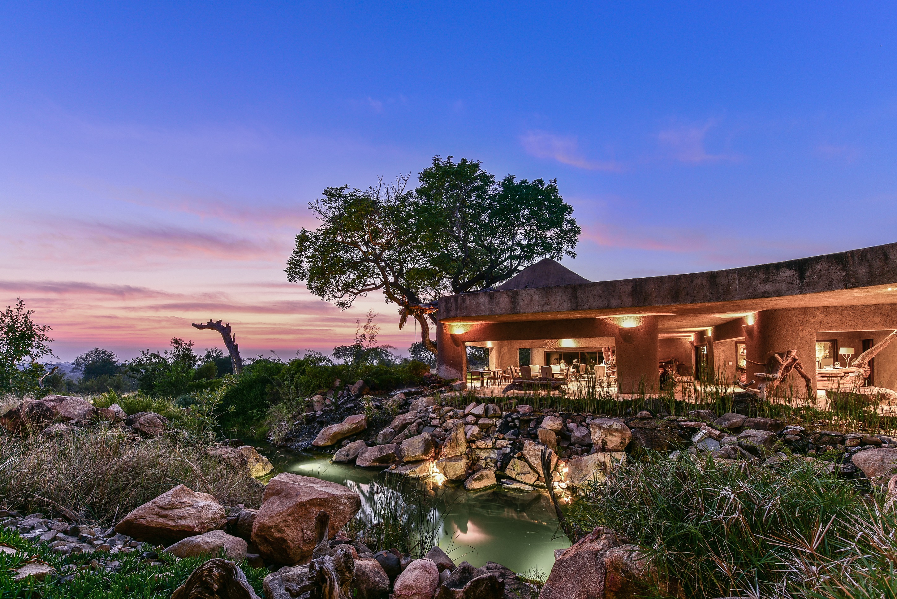 <p>The Sabi Sabi Earth Lodge features a stunning water feature entrance, which is designed to create a sense of tranquility and harmony as guests arrive at the lodge.</p>